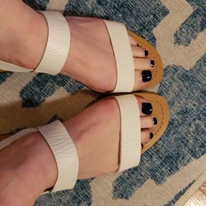 Flat sandals